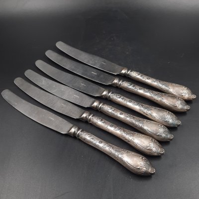 купить Набор из шести десертных ножей с растительным декором, мНЦ (медь-никель-цинк), сталь, Вольнянский завод столовых приборов им. Шевченко (ЗiШ, ЗиШ), СССР, 1960-1980 гг.