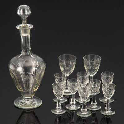 купить Набор из штофа, восьми маленьких и двух больших рюмок с цветочным декором и арочными элементами в готической стилистике, стекло, алмазная грань, Западная Европа, 1880-1920 гг.