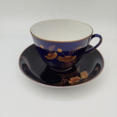 купить Пара чайная с декором в виде золотых ромашек, автор формы Яковлева С.Е., автор рисунка Лебединская Л.И. (предположительно), фарфор, крытье кобальтом, золочение, Ленинградский фарфоровый завод (ЛФЗ), СССР, 1950-1970 гг.