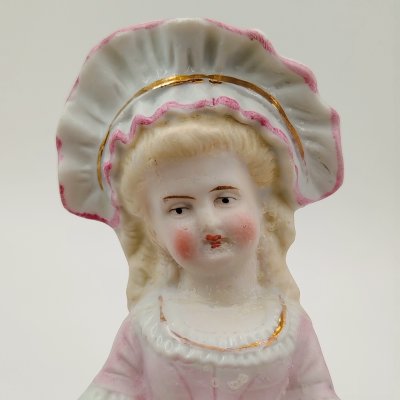 купить Статуэтка "Девочка в розовом с мячом", бисквит, роспись, золочение, Европа, 1960-1980 гг.