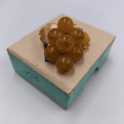 купить Брошь винтажная "Виноград" в оригинальной коробке, янтарь, латунь, золочение, картон, Калининградский янтарный комбинат, СССР, 1987-1992 гг.