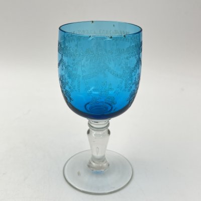 купить Рюмка тюльпанообразной формы синего оттенка с декором в виде цветочных гирлянд, стекло, травление, Российская империя, 1890-1915 гг.