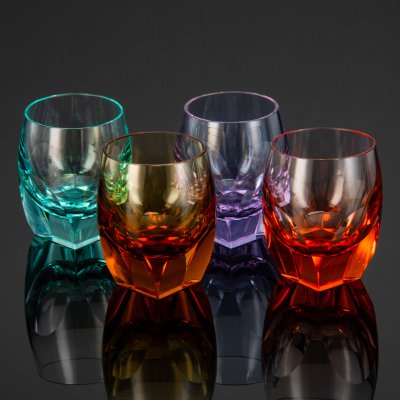 купить Набор разноцветных бокалов для крепких алкогольных напитков на 4 персоны, дизайнер Rudolf Eschler, стекло, гранение, Henry Moser & Cie (Мозер), Чехословакия, 1950-1980 гг.