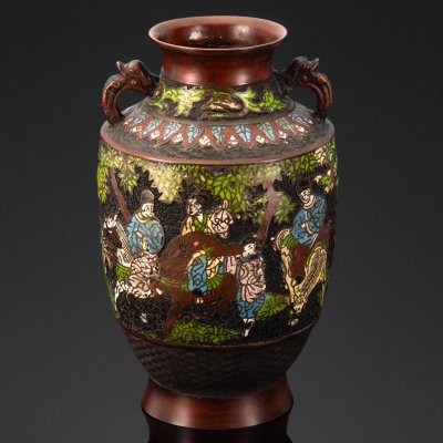 купить Ваза с ручками в форме драконов, украшенная изображением играющих детей и родителей, сплав металлов, Китай, 1970-1990 гг.