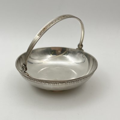 купить Вазочка (орешница) с ручкой и орнаментом вдоль бортика, мельхиор (медь-никель), Московский завод ювелирных и металлических изделий (МЮЗ), СССР, 1960-1970 гг.