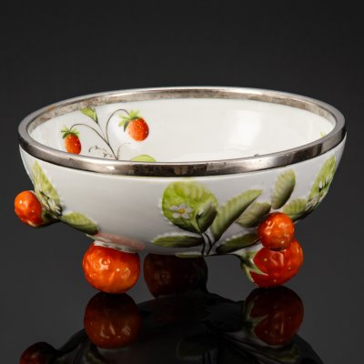 купить Блюдо глубокое для клубники, на основании в форме больших ягод, фарфор, роспись, латунь, хром, Дания, 1900-1920 гг.