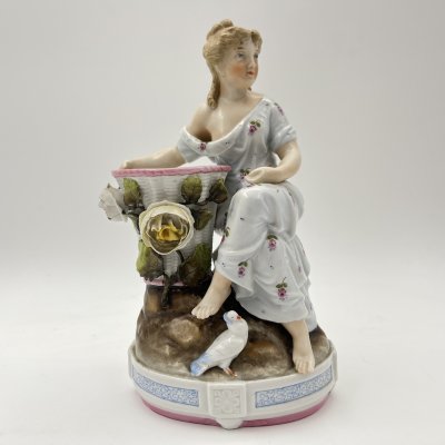 купить Вазочка (спичечница, карандашница) с фигурами дамы и голубя, фарфор, роспись, Западная Европа, 1900-1950 гг.