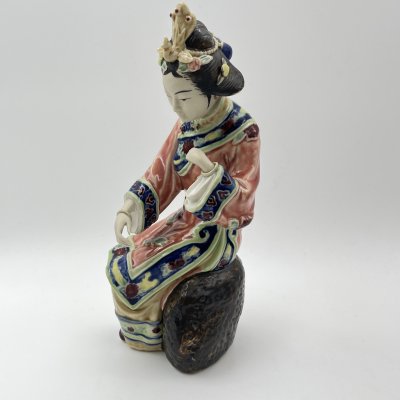 купить Статуэтка "Девушка, увлеченная традиционной игрой", Shiwan Wucai, керамика, глазурь, роспись, Китай, 1980-2000 гг.