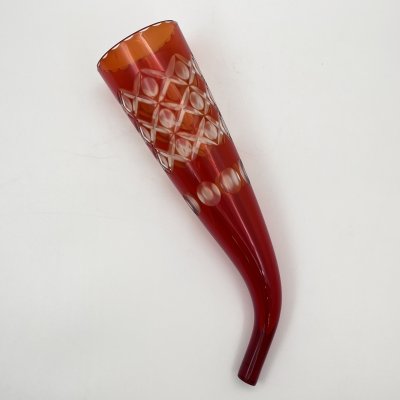 купить Кубок для вина ("Рог изобилия") красного цвета с геометрическим декором, стекло, нацвет, резьба, СССР, 1970-1990 гг.