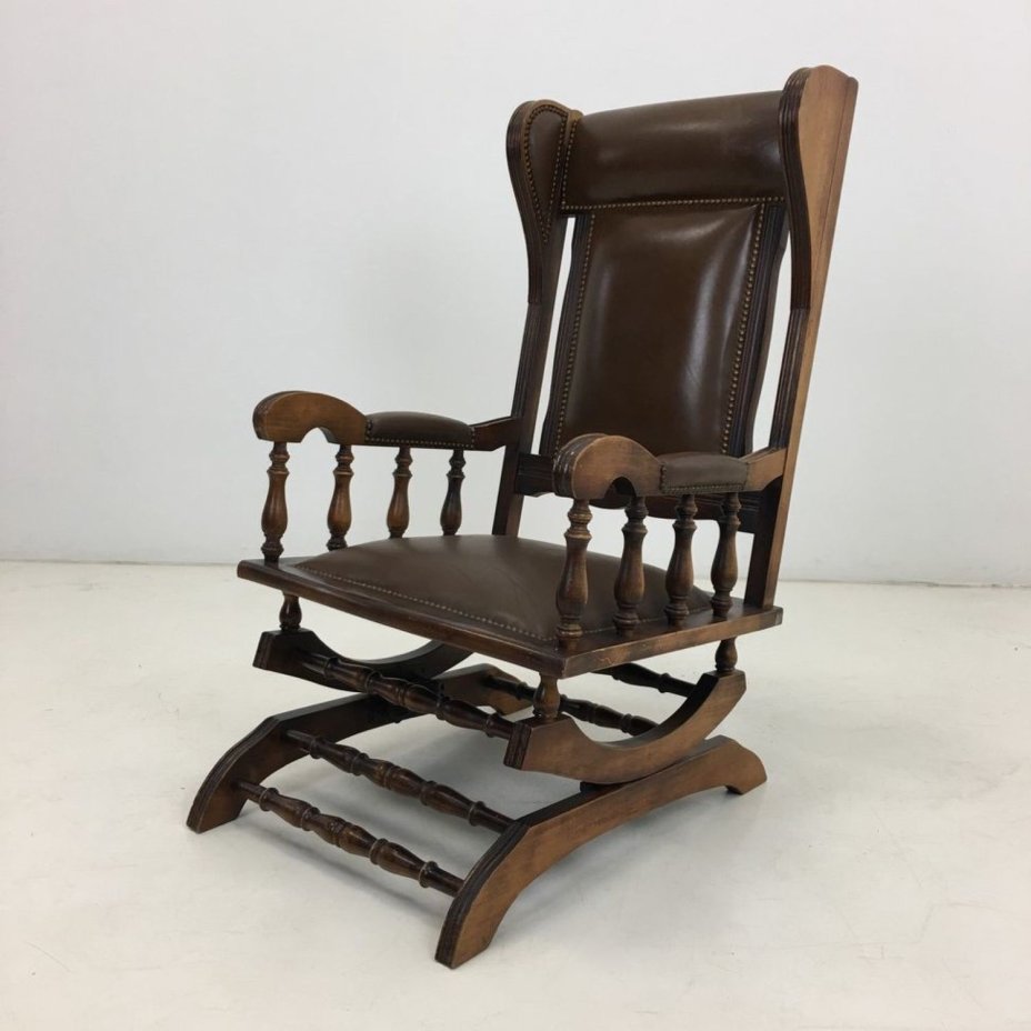 кожаное кресло с деревянными подлокотниками
