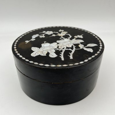 купить Шкатулка круглой формы с цветочным декором, папье-маше, лак, перламутр, Азия, 1950-1980 гг.