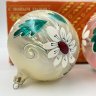 Купить Набор "Ромашки" из 2 подвесных ёлочных шаров (игрушек) в оригинальной коробке, Московское производственное объединение "Иней", стекло, крашение, металл, Московский завод ёлочных украшений, СССР, 1977 г.