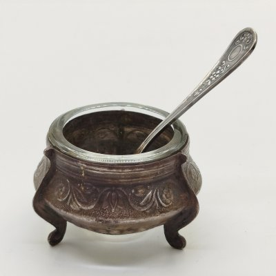 купить Солонка с цветочным орнаментом и миниатюрной ложечкой, мельхиор (медь-никель), стекло, Мстерская художественная фабрика «Ювелир», СССР, 1960-1980 гг.