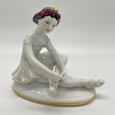 купить Статуэтка "Маленькая балерина" ("Машенька"), автор С.Б. Велихова, фарфор, роспись, золочение, Ленинградский фарфоровый завод (ЛФЗ), СССР, 1970-1986 гг.