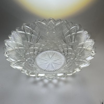 купить Фруктовница с фигурным краем и резным геометрическим декором, стекло, алмазная грань, СССР, 1970-1990 гг.