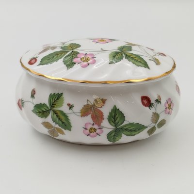 купить Шкатулка миниатюрная "Wild Strawberry" ("Земляника"), фарфор, деколь, золочение, Wedgwood, Великобритания, 2000-2020 гг.