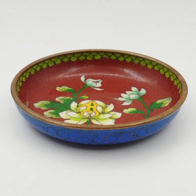 купить Розетка, украшенная изображением цветов на красном облачном фоне, металл, перегородчатая эмаль (клуазоне), Китай, 1970-1980 гг.