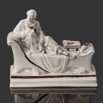 купить Чернильница «Пушкин за работой», автор Данько Н.Я., фарфор, роспись, люстр, Ленинградский фарфоровый завод (ЛФЗ), СССР, 1945-1950 гг.