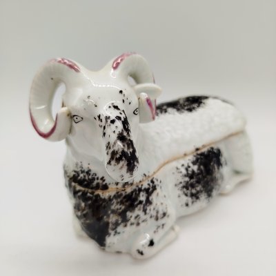 купить Маслёнка "Баран", фарфор, роспись, Товарищество М.С. Кузнецова, Российская империя, 1890-1917 гг.