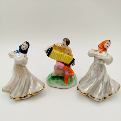 купить Скульптурная композиция из 3-х статуэток "Русский перепляс", автор А.Д. Бржезицкая, фарфор, роспись, люстр, золочение, Дулевский фарфоровый завод (Дулёво), СССР, 1960 г.