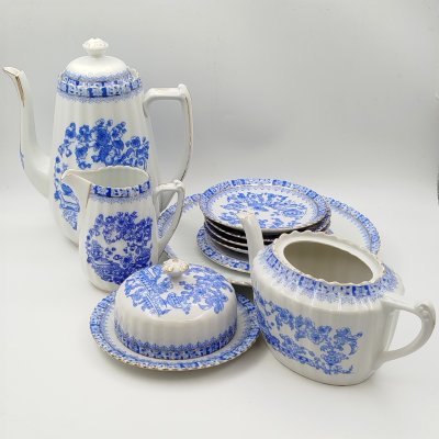 купить Набор посуды в стиле шинуазри (10 предметов в подборе), фарфор, деколь, золочение, Sorau Carstens Porzellan, Германия, 1919-1945 гг.