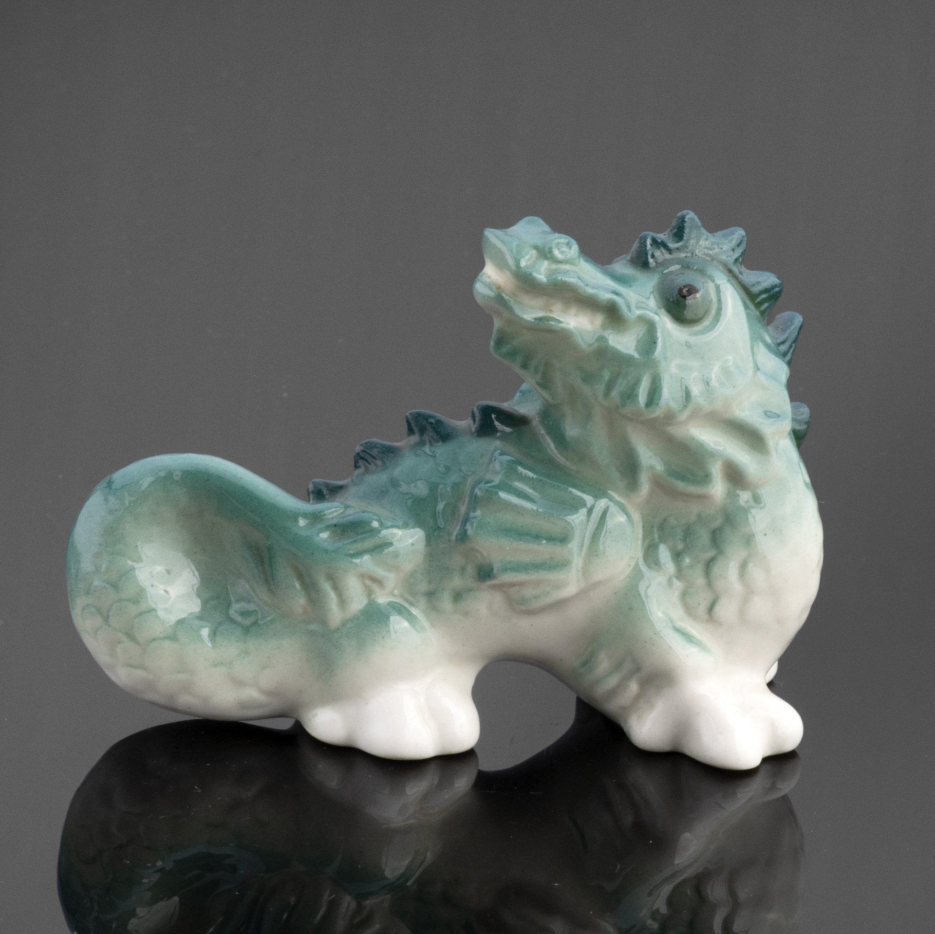 Статуэтка "Дракон", фарфор, аэрография, Ленинградский фарфоровый завод ...