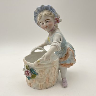 купить Вазочка (спичечница, карандашница) в виде девочки с корзиной, бисквит, роспись, золочение, Западная Европа, 1930-1970 гг.