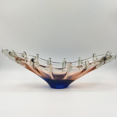 купить Конфетница (фруктовница) "Медуза" карамельного оттенка с кобальтовым подтоном, выполненная в форме ладьи, стекло, гутная техника, СССР, 1970-1990 гг.