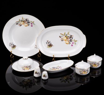 купить Набор сервировочный "Ягоды и фрукты" (8 предметов), фарфор, деколь, золочение, Graf Von Henneberg Porzellan, 1777 Jlmenau, ГДР, 1970-1980 гг.