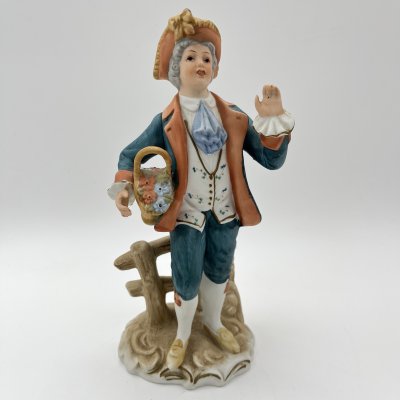 купить Статуэтка "Кавалер с корзиной цветов", фарфор, роспись, Европа, 2000-2010 гг.