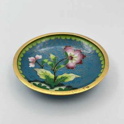 купить Розетка с цветочным декором на голубом узорчатом фоне с каймой салатового оттенка, выполненная в технике клуазоне, латунь, перегородчатая эмаль, Китай, 1950-1980 гг.