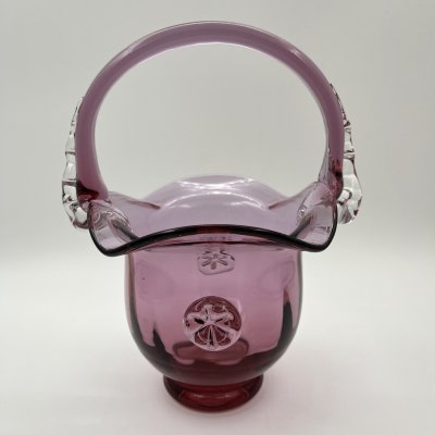 купить Конфетница в виде корзинки с волнистым бортом и рельефной ручкой, стекло, гутная техника, СССР, 1970-1990 гг.