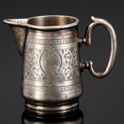 купить Молочник с орнаментальным декором и картушем на тулове, металл, серебрение, Fraget (Фабрика серебряных и плакированных изделий Иосифа Фраже), Царство Польское, 1896-1915 гг.