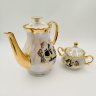 Купить Набор чайный на одну персону (4 предмета), украшенный галантной сценой, фарфор, люстр, деколь, золочение, Jugoporcelan Titov Veles, Югославия, 1960-1980 гг.