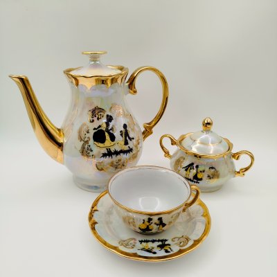 купить Набор чайный на одну персону (4 предмета), украшенный галантной сценой, фарфор, люстр, деколь, золочение, Jugoporcelan Titov Veles, Югославия, 1960-1980 гг.