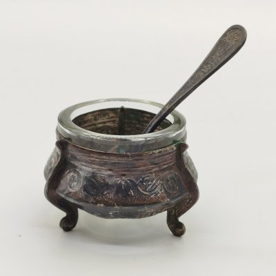 купить Солонка с цветочным орнаментом и миниатюрной ложечкой, мельхиор (медь-никель), стекло, Мстерская художественная фабрика «Ювелир», СССР, 1960-1980 гг.