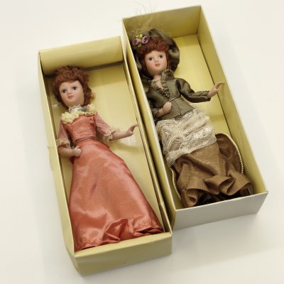 купить Пара коллекционных кукол "Джейн Эйр" (Шарлотта Бронте "Джейн Эйр") и "Кэтрин Слопер" (Генри Джеймс "Вашингтонская площадь"), из серии "Дамы эпохи. Моя коллекция кукол", фарфор, роспись, текстиль, картон, Издательство «Де Агостини», Российская Федерация, 2010-2020 гг.