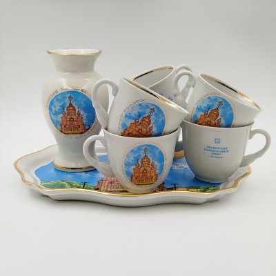 купить Набор чайный "Знаменский кафедральный собор, г. Кемерово" (поднос, 6 чашек и ваза), фирма "Скудельник", фарфор, печать, золочение, Российская Федерация, 2000-2025 гг.