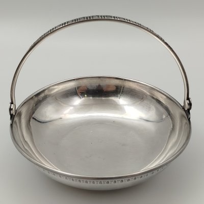 купить Вазочка (орешница) с ручкой и орнаментом вдоль бортика, мельхиор (медь-никель), серебрение, Московский завод ювелирных и металлических изделий (МЮЗ), СССР, 1960-1970 гг.