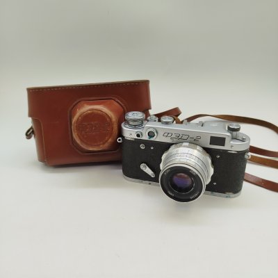 купить Фотоаппарат пленочный "ФЭД-2" с объективом "Индустар-26м" в оригинальном кофре, металл, стекло, кожа, Харьковский машиностроительный завод им. Дзержинского (ФЭД), СССР, 1955-1970 гг.