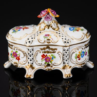 купить Бонбоньерка (конфетница) с фигурным хватком в форме роз и флоральным декором, фарфор, роспись, золочение, Европа, 1980-2000 гг.
