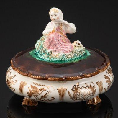 купить Фаянсовая шкатулка "Аленушка", автор М.П. Холодная, фаянс, роспись, крытье, Конаковский фаянсовый завод им. М.И. Калинина (ЗиК Конаково), СССР, 1958 г.