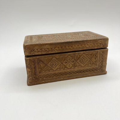 купить Шкатулка с резным декором прямоугольной формы (под реставрацию), дерево, СССР, 1950-1970 гг.
