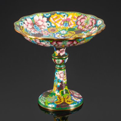 купить Фруктовница (ваза на ножке) с цветочно-растительным декором, выполненная в технике клуазоне, латунь, эмаль, Китай, 1940-1960 гг.