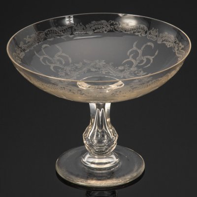 купить Ваза (фруктовница) с растительным декором, стекло, резьба, Мальцовский стекольный завод, Российская империя, 1900-1917 гг.