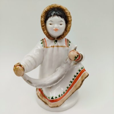 купить Статуэтка "Якутка с севрюгой", скульптор Велихова С.Б., художник Фурдыгайло Л.И., фарфор, роспись надглазурная, Ленинградский фарфоровый завод (ЛФЗ), СССР, 1950-1960 гг.