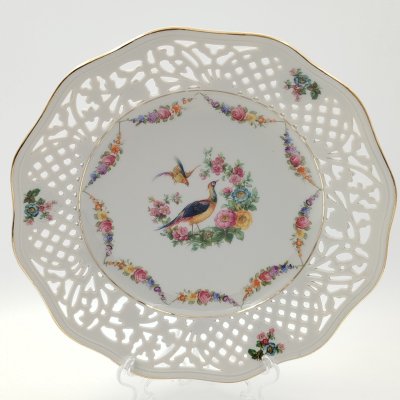 купить Блюдо сервировочное с прорезным бортом, украшенное цветочными гирляндами и птицами, фарфор, деколь, золочение, Германия, 1970-1990 гг.