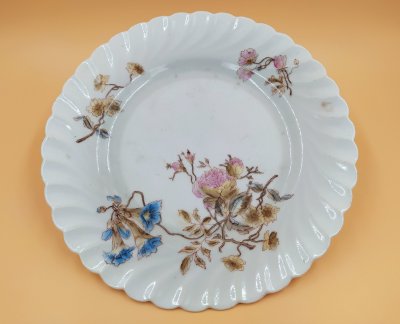 купить Тарелка с рельефным бортом и цветочным декором, фарфор, деколь, подрисовка, Российская империя, 1880-1915 гг.