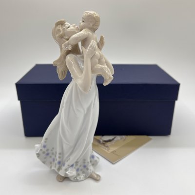 купить Статуэтка "Девушка с ребенком", фарфор, Pavone, Италия, 2025 г.