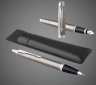 Купить Набор из 2х ручек и чехла в подарочной коробке Parker "IM Stainless Steel CT". Шариковая и перьевая ручки, чехол экокожа, чернила син., стержень М, Лаки и смолы: лак, латунь, 2026 г.